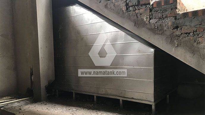 bể nước inox gầm cầu thang